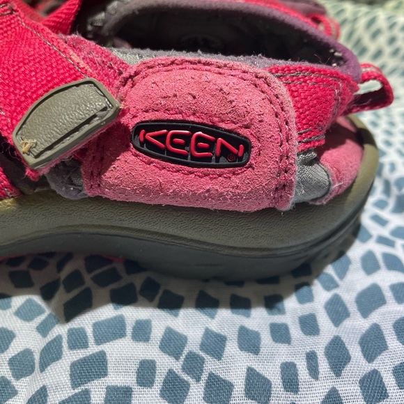 KEEN kids Big girls size 6 pink shoes - Picture 3 of 6